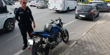 Kırmızı ışıkta otomobile çarpan motosiklet sürücüsü yaralandı