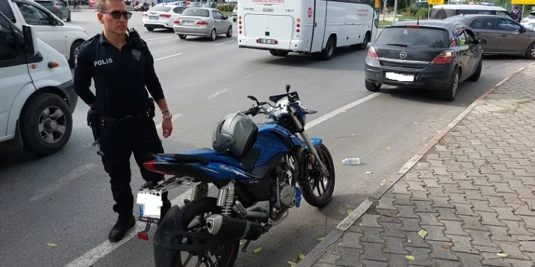 Kırmızı ışıkta otomobile çarpan motosiklet sürücüsü yaralandı