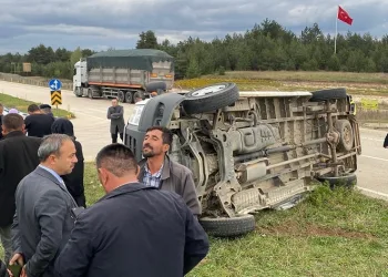 Öğrencileri taşıyan servis tırla çarpıştı