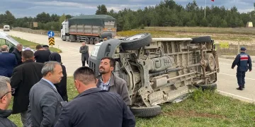 Öğrencileri taşıyan servis tırla çarpıştı