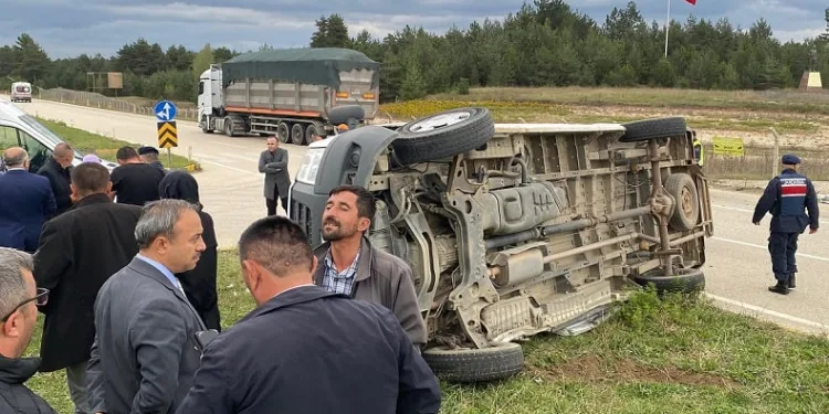 Öğrencileri taşıyan servis tırla çarpıştı