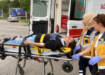 Otomobil motosiklete çarpıp kaçtı