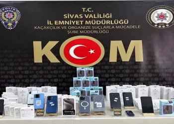 Onlarca kaçak telefon ve aksesuarları ele geçirildi