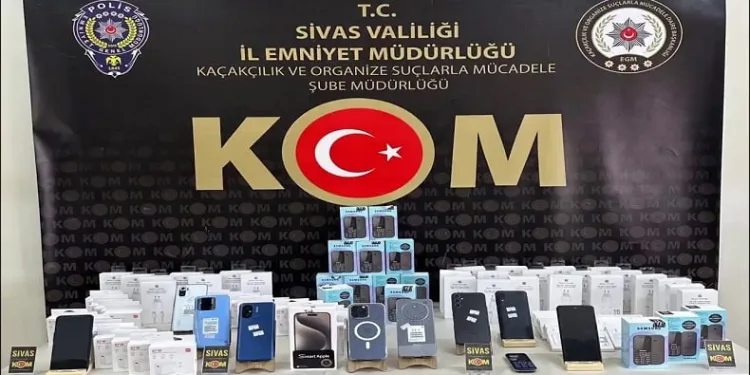 Onlarca kaçak telefon ve aksesuarları ele geçirildi