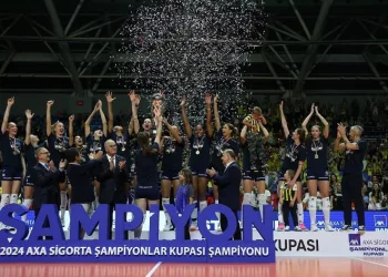 Fenerbahçe Kadın Voleybol Takımı, şampiyonluk kupasını kaldırdı