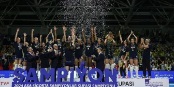 Fenerbahçe Kadın Voleybol Takımı, şampiyonluk kupasını kaldırdı