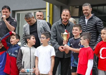 Şampiyon minikler kupayı Samsunspor kaptanının elinden aldı