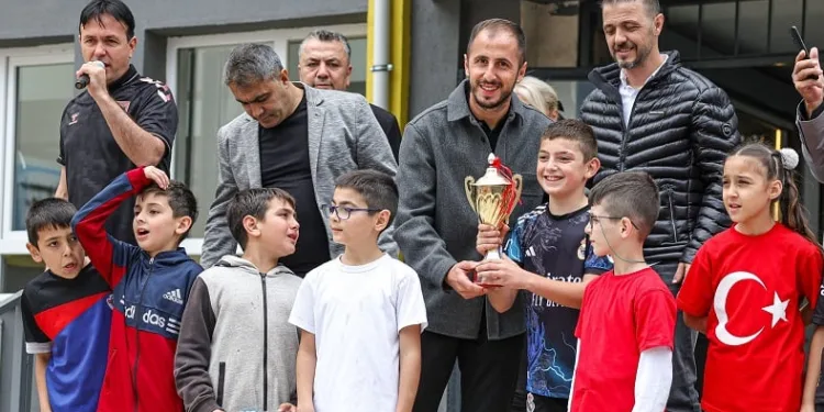 Şampiyon minikler kupayı Samsunspor kaptanının elinden aldı