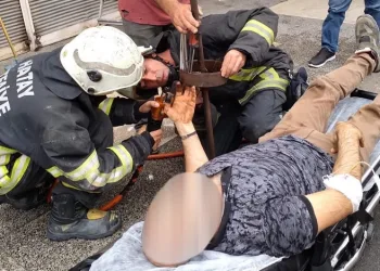 Elini kepenk makarasına sıkıştıran adamın yardımına itfaiye yetişti