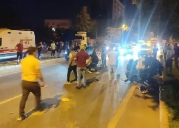 İki motosiklet çarpıştı: 3 yaralı