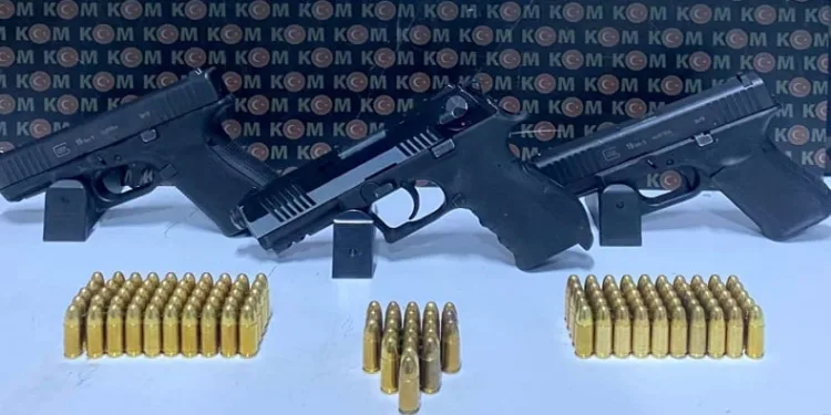 Bagaja gizlenmiş 3 tabanca polisin dikkatinden kaçmadı