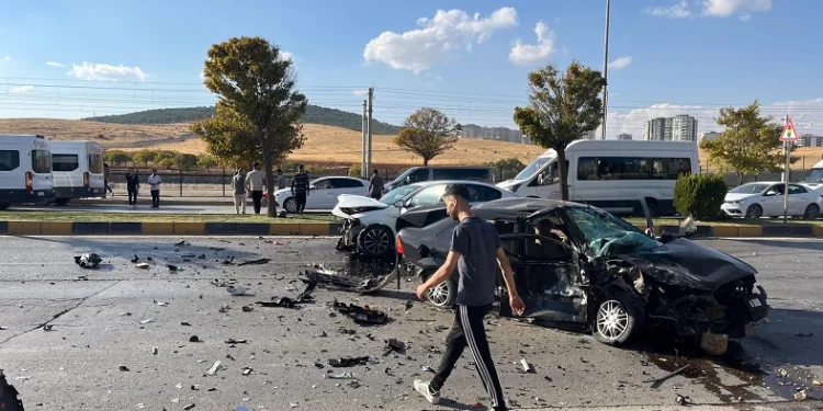 Zincirleme trafik kazası: 3 yaralı
