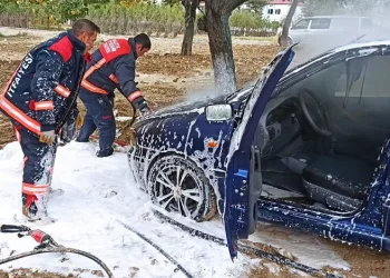 Park halindeki araç aniden alev aldı
