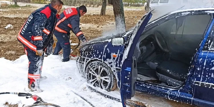 Park halindeki araç aniden alev aldı