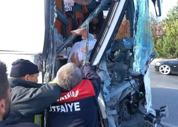 Yolcu otobüsü kamyona çarptı: 20 yaralı