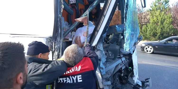 Yolcu otobüsü kamyona çarptı: 20 yaralı