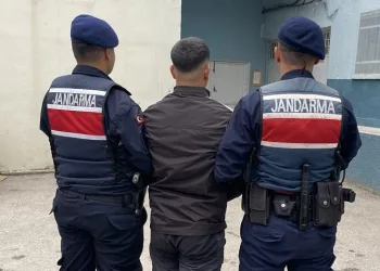 Firari hükümlüler jandarmadan kaçamadı