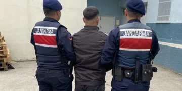 Firari hükümlüler jandarmadan kaçamadı
