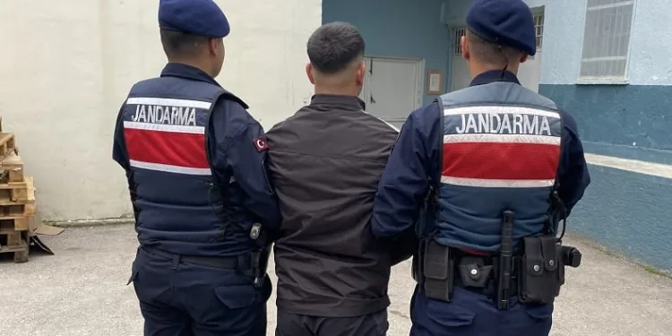 Firari hükümlüler jandarmadan kaçamadı