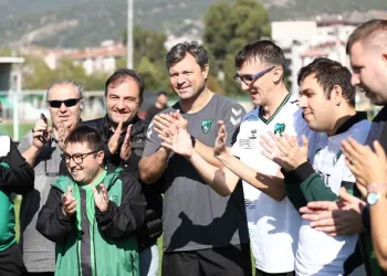 Özel çocuklar Kocaelispor futbolcularıyla bir araya geldi