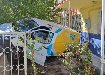 Yokuşta bırakılan PTT kargo aracı geri kayarak 3 araca çarpıp evin bahçesine düştü