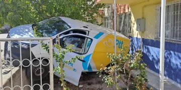 Yokuşta bırakılan PTT kargo aracı geri kayarak 3 araca çarpıp evin bahçesine düştü