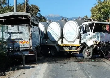 Kamyonlar kafa kafaya çarpıştı: 2 yaralı