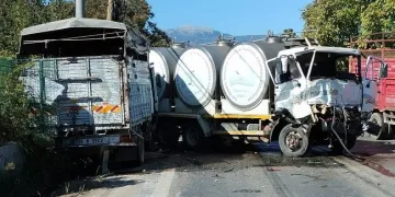 Kamyonlar kafa kafaya çarpıştı: 2 yaralı