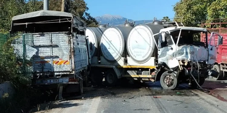 Kamyonlar kafa kafaya çarpıştı: 2 yaralı
