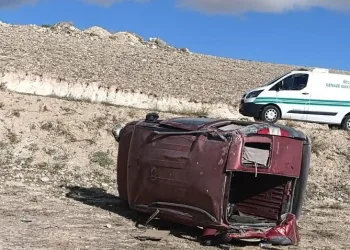 Ankara’da kontrolden çıkan hafif ticari araç şarampole devrildi