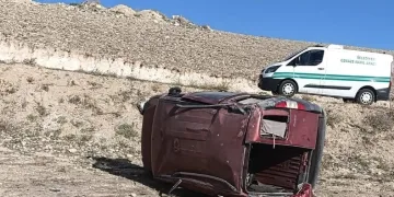 Ankara’da kontrolden çıkan hafif ticari araç şarampole devrildi
