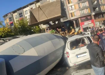 Beton mikseri aracın üzerine devrildi