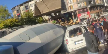 Beton mikseri aracın üzerine devrildi