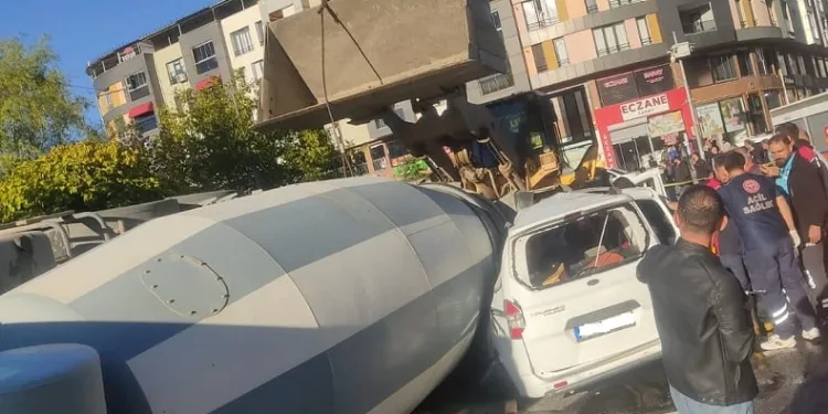 Beton mikseri aracın üzerine devrildi