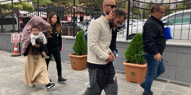 Dolandırdıkları altınlar salça kovasının içerisinde çıktı