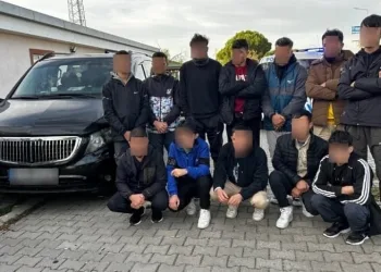 Kırklareli’nde dur’ ihtarına uymayan araçlarda 12 düzensiz göçmen yakalandı