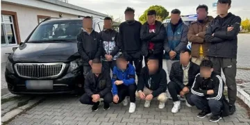Kırklareli’nde dur’ ihtarına uymayan araçlarda 12 düzensiz göçmen yakalandı