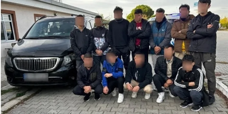 Kırklareli’nde dur’ ihtarına uymayan araçlarda 12 düzensiz göçmen yakalandı