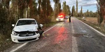 Kontrolden çıkan otomobil ağaca çarptı