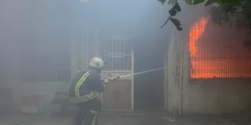 Çıkan ev yangını korkuttu