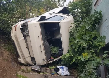 Devrilen minibüsteki 7 çocuk yaralandı