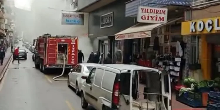Mobilya mağazasında çıkan yangın korkuttu