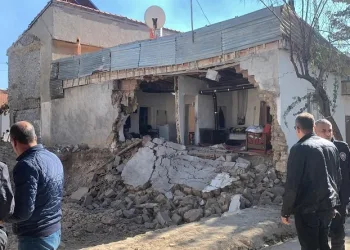 Temel kazısı sırasında evin duvarı yıkıldı, yaşlı kadın ölümden döndü