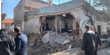 Temel kazısı sırasında evin duvarı yıkıldı, yaşlı kadın ölümden döndü