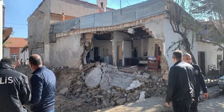 Temel kazısı sırasında evin duvarı yıkıldı, yaşlı kadın ölümden döndü