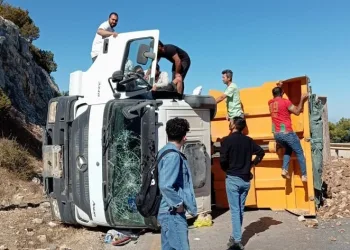 Hafriyat kamyonu devrildi, yol 2 saat trafiğe kapandı