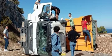 Hafriyat kamyonu devrildi, yol 2 saat trafiğe kapandı