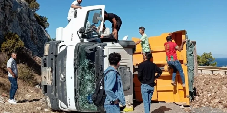 Hafriyat kamyonu devrildi, yol 2 saat trafiğe kapandı