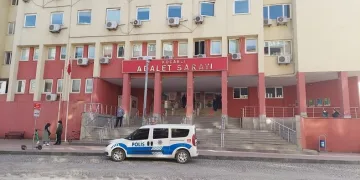 Engelli genç kıza cinsel istismar uyguladığı iddia edilen sanıklar beraat etti