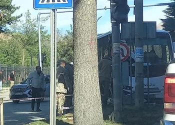 Güvenlik korucularını taşıyan otobüs refüje çarptı